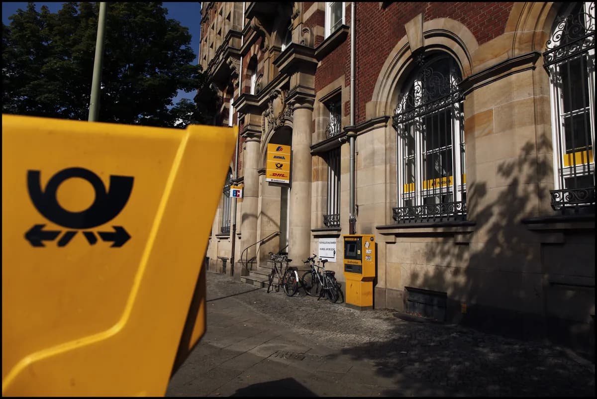 Mystiskt grönt paketskåp dyker upp i Coventry