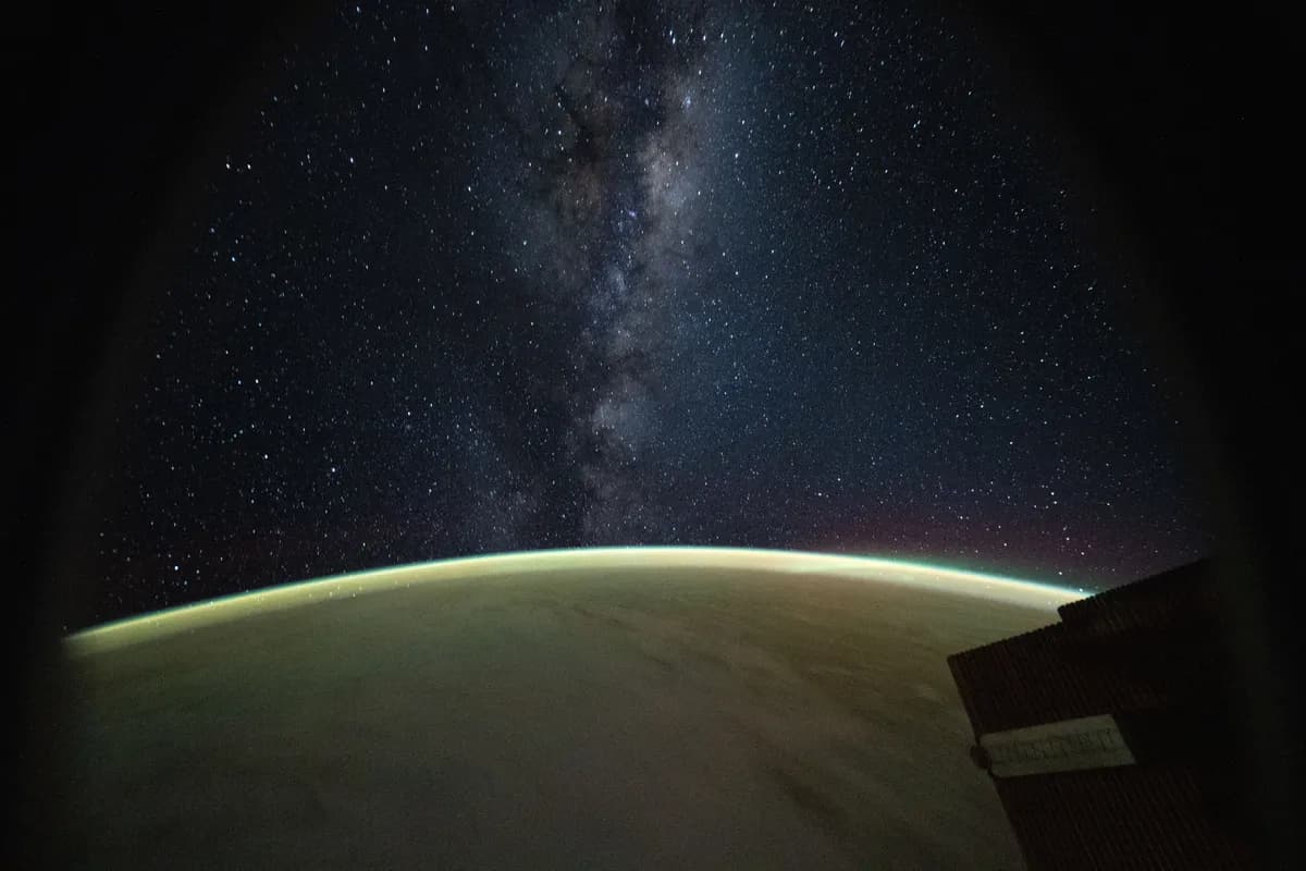 Astronaut captures Milky Way and airglow from ISS