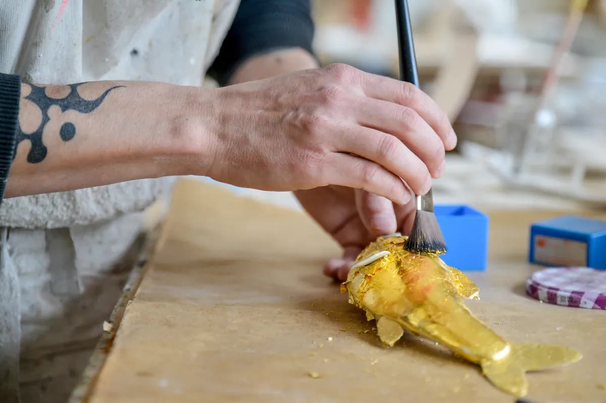 Göteborgskonstnär och journalist meddelar beredskap, detaljer oklara