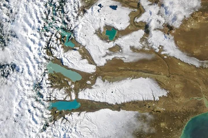 Satellitbilder fångar sällsynt snöfall i Patagoniska öknen efter storm