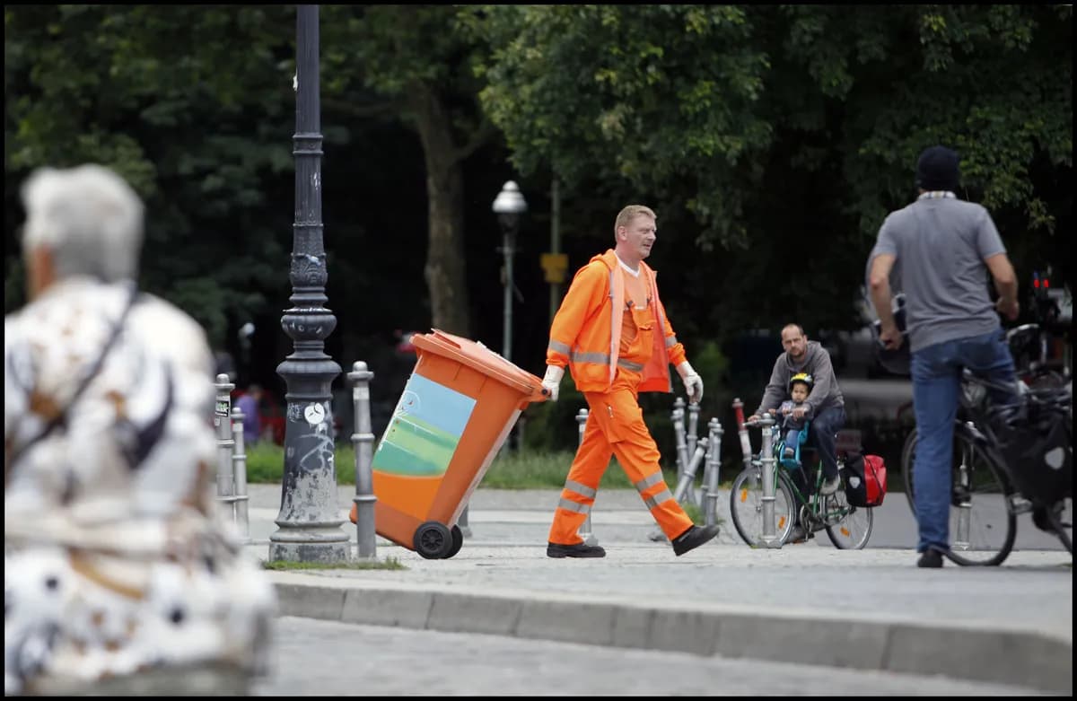 Man med dröm om att bli sophämtare avvisad efter obetald praktik hos kommunen