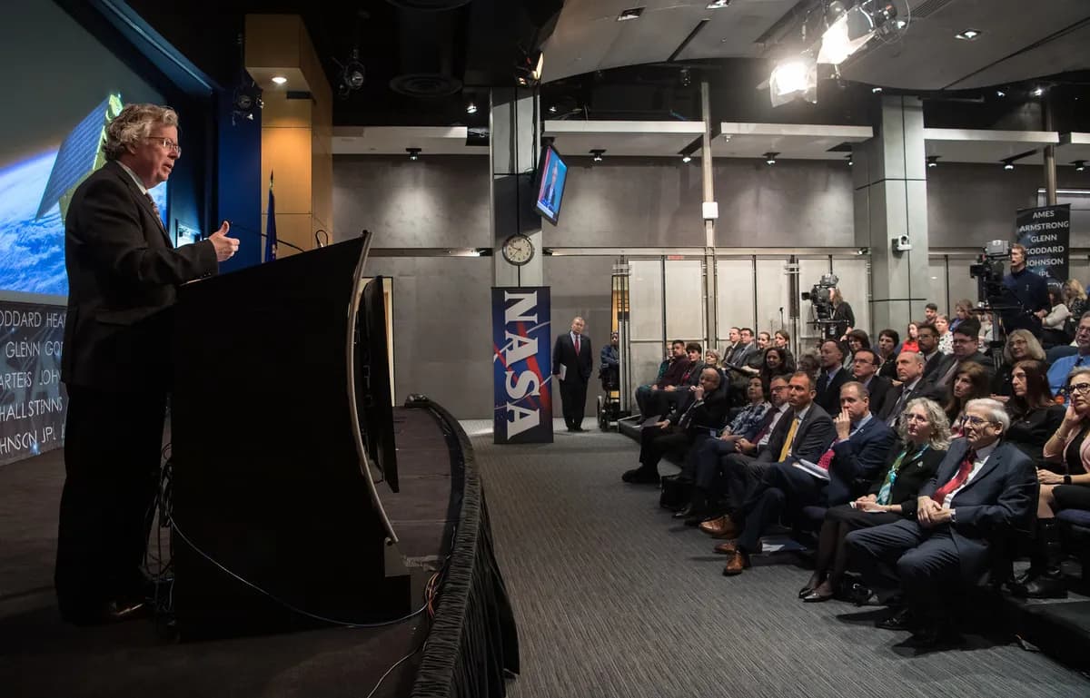 Rymdskrot kan orsaka kedjereaktion som hotar omloppsbanor, stjärna försvinner