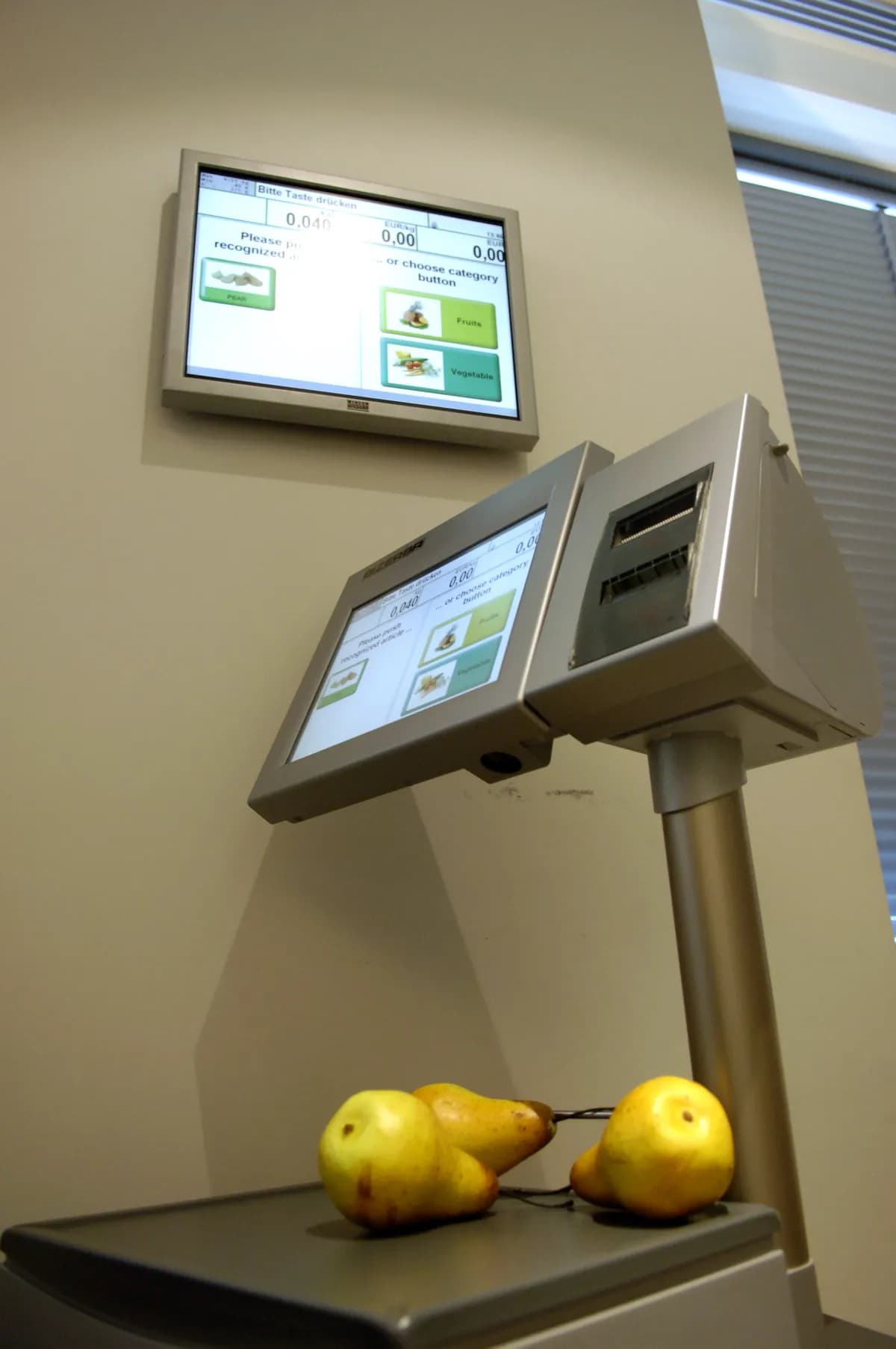 Svensk inflation sjönk till 1,7 procent i februari, driven av tandvård och bränslepriser