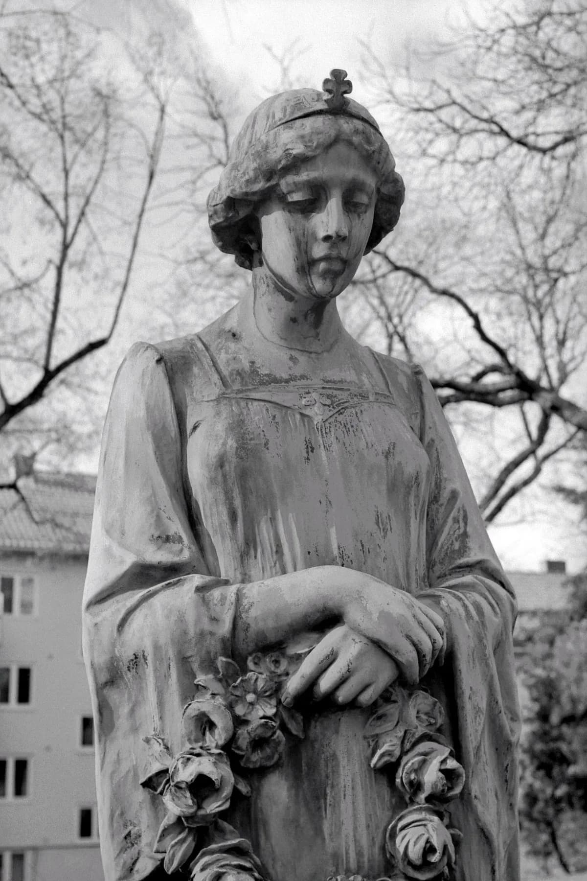 Warwick Davis i ny relation efter hustruns död, partnerns identitet oklar