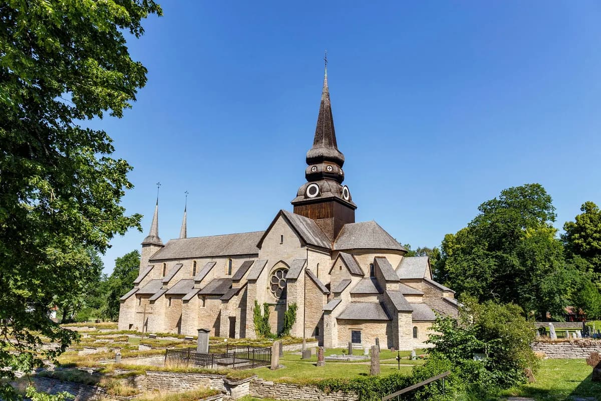 Hundratals gravar hittade på platsen för nedbränd svensk kyrka