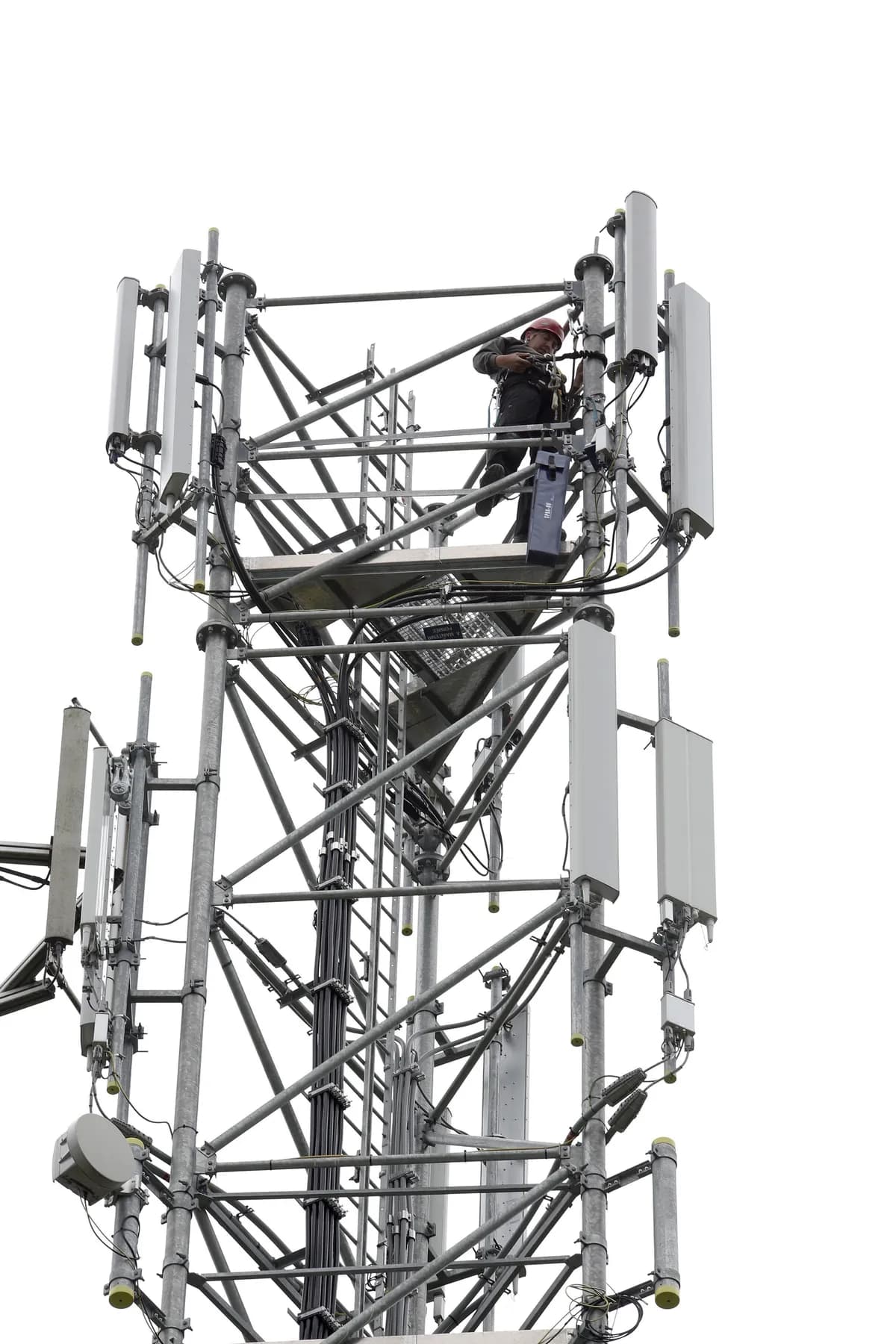 Cattelan lanserar bikttelefon och planerar livesänd absolutionsevenemang