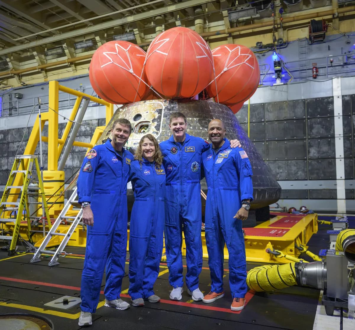 Artemis II-besättningen återvänder till jorden efter historiskt månuppdrag