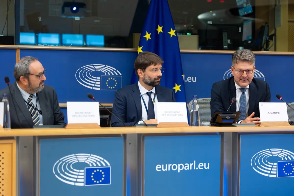 Svensk minister avfärdar expertrådets kritik, kallas till utskott