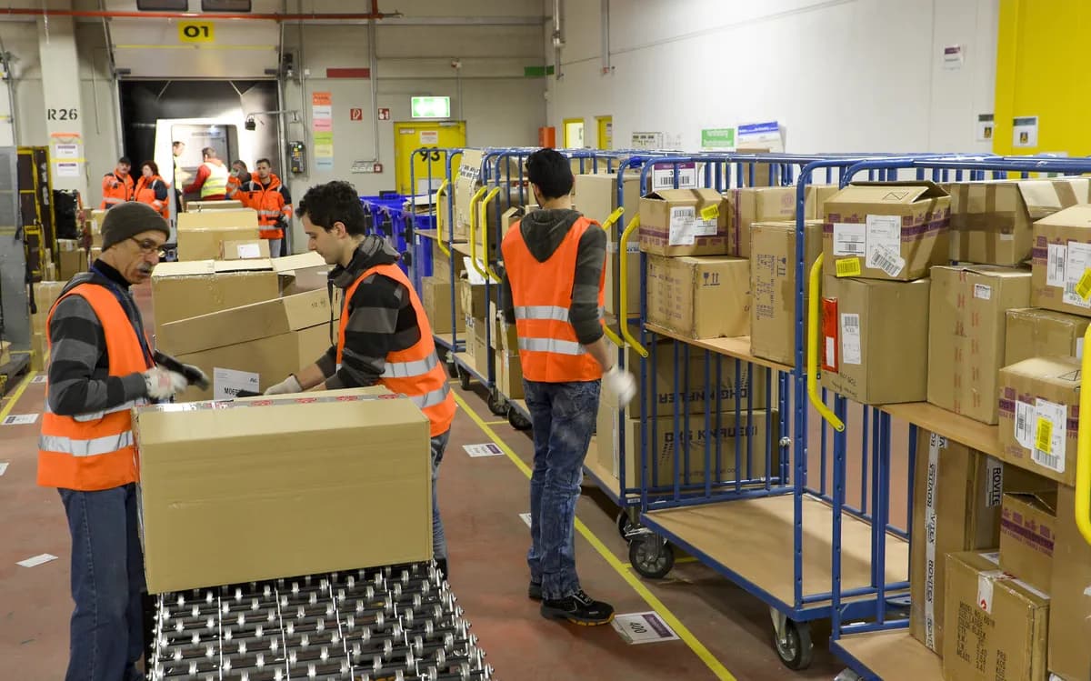 Amazon-arbetare tillsades arbeta medan kollega låg död i en timme