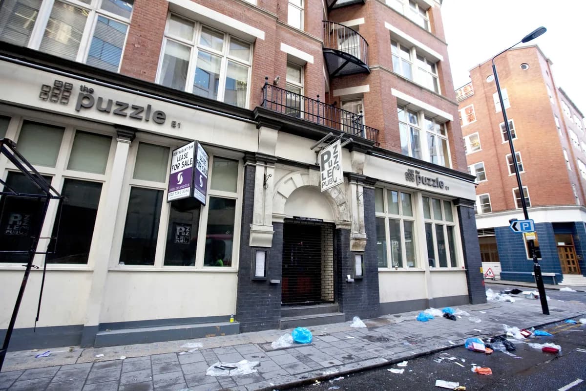 Angela Rippon berättar om två våldsamma rån i London, förlust av sentimentalt